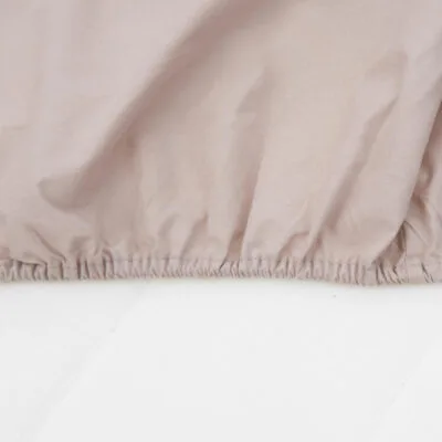 Detaliu elastic la cearceaf crem din bumbac natural