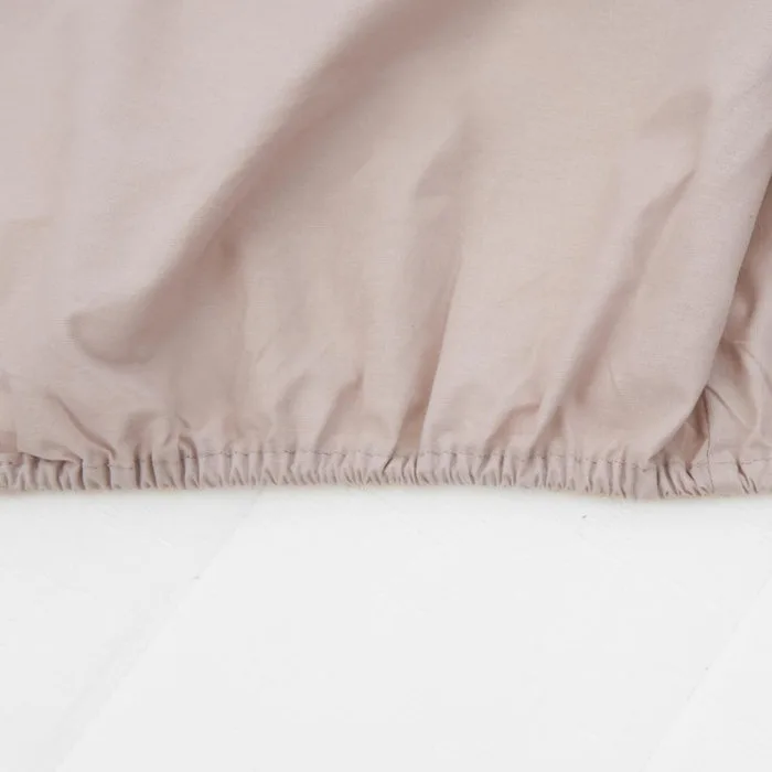 Detaliu elastic la cearceaf crem din bumbac natural