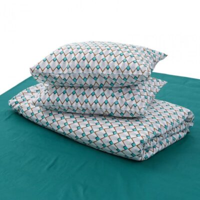 Detaliu lenjerie pat bumbac – închidere tip plic și nasturi eleganți