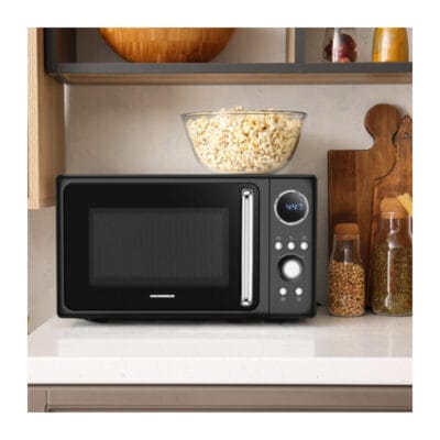 Cuptor cu microunde Heinner HMW-MD20DRBK amplasat pe blatul de bucătărie